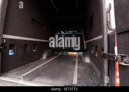 Innenansicht eines unbeladenen Nutzfahrzeugs mit Sitzen und Bodenfläche für Transportdienste Stockfoto