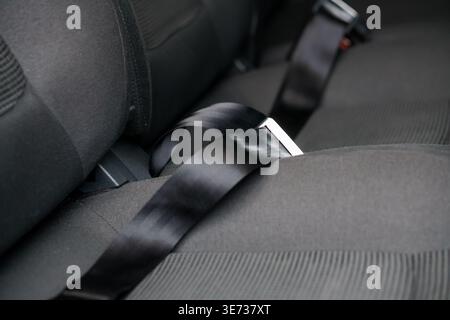 Eine detaillierte Ansicht der Rückhaltesysteme und strukturierten Autositze unterstreicht die Sicherheit und den Komfort des Fahrzeugs Stockfoto