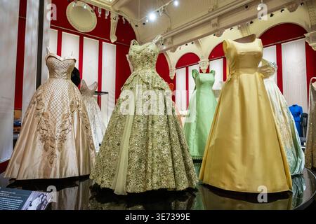 London, Großbritannien. 9. April 2026. (R) Evening Dress, c.1960, Duchesse Satin, von Norman Hartnell und anderen Abendkleidern bei einer Vorschau von Queen Elizabeth II.: Her Life in Style, der größten und umfassendsten Ausstellung der Mode der verstorbenen Königin, die den Stil von Großbritanniens längstem regierenden Monarchen durch Kleidung zeigt, die in allen zehn Jahrzehnten ihres Lebens getragen wurde. Die Show findet vom 10. April bis 18. Oktober 2026 in der King’s Gallery, Buckingham Palace statt. NUR REDAKTIONELLE VERWENDUNG Credit: Stephen Chung / Alamy Live News Stockfoto