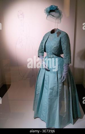 London, UK, 9. April 2026: Queen Elizabeth II: Her Life in Style wird am 10. April in der King's Gallery neben dem Buckingham Palace eröffnet. Mehr als 300 Kleidungsstücke aus der Garderobe der verstorbenen Königin, darunter ihre Krönung und Brautkleider, von Juwelen bis hin zu Schottenkaroten, Accessoires und Diadas, bieten die größte Auswahl an Kleidung, die je ausgestellt wurde. Die Vitrinen zeigen die große Auswahl an Hutstilen, die sie trug, was Teil ihrer langfristigen Unterstützung des Mühlenhandels war. Dieses königsblaue Ensemble wurde zur Hochzeit ihrer Schwester Prinzessin Margaret mit Mr. Antony Armstrong-Jones getragen. Stockfoto