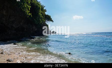 Tropischer Paradies Strand mit ruhigem türkisfarbenem Meer und natürlicher Umgebung, ideal für Sommerreisen, Tourismus und Wellness-Entspannungskonzepte. Stockfoto