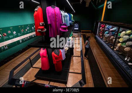 London, Großbritannien. 9. April 2026. Kuratorin und Mitarbeiter der Royal Collection mit einer Kollektion von Tageskleidung und Hüten bei einer Vorschau auf Queen Elizabeth II.: Her Life in Style, die größte und umfassendste Ausstellung der Mode der verstorbenen Königin, die den Stil von Großbritanniens längstem regierenden Monarchen durch Kleidung zeigt, die in allen zehn Jahrzehnten ihres Lebens getragen wurde. Die Show findet vom 10. April bis 18. Oktober 2026 in der King’s Gallery, Buckingham Palace statt. NUR REDAKTIONELLE VERWENDUNG Credit: Stephen Chung / Alamy Live News Stockfoto