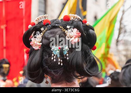 England, London, Chinesisches Neujahrsfest, Frau mit traditioneller Frisur Stockfoto