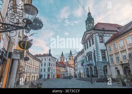 Platz Mestni trg mit dem Robba-Brunnen, dem Rathaus von Ljubljana und den Türmen der Kathedrale von Ljubljana in der historischen Altstadt von Ljubljana, Slowenien Stockfoto