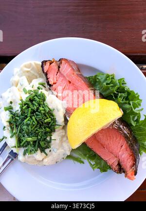 Räucherlachs, Svaneke, Kartoffelsalat, Lachs, Fisch, Bornholm, Hauptstadtregion, Region Hovedstaden, Salat, Mittagessen, Nahaufnahme, Dänemark, Skandinavien Stockfoto