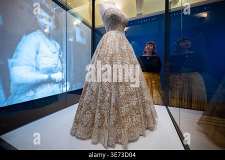 London, Großbritannien. 9. April 2026. Royal Collection Staff mit Abendkleid, 1953, Lamé, Spitze, Seidentüll, Gold Thread, von Norman Hartnell bei einer Vorschau von Queen Elizabeth II.: her Life in Style, der größten und umfassendsten Ausstellung der Mode der verstorbenen Königin, die den Stil von Großbritanniens längstem regierenden Monarchen durch Kleidung zeigt, die in allen zehn Jahrzehnten ihres Lebens getragen wurde. Die Show findet vom 10. April bis 18. Oktober 2026 in der King’s Gallery, Buckingham Palace statt. NUR REDAKTIONELLE VERWENDUNG Credit: Stephen Chung / Alamy Live News Stockfoto