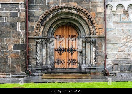 Seitlicher Eingang zur Mariakirken-Kirche in Bergen, Norwegen Stockfoto