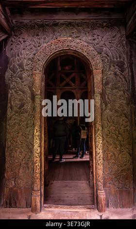 Borgund, Norwegen, das Portal der berühmten Stabkirche in Borgund, Norwegen Stockfoto