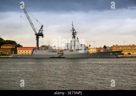 HMAS Brisbane (DDG 41) liegt im Hafen von Sydney, Sydney, Australien Stockfoto
