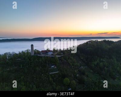 Ein nebeliger Sonnenaufgang über Jena mit Blick auf den Fuchsturm. Stockfoto