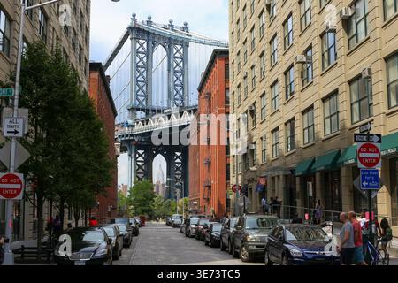 New York City, NY – 31. Juli 2013: Geschäftige Straßen unter der Manhattan Bridge, New York City – 31. Juli 2013 Stockfoto