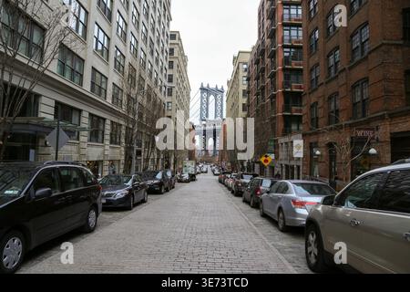 New York City, NY – 31. Juli 2013: Geschäftige Straßen unter der Manhattan Bridge, New York City – 31. Juli 2013 Stockfoto