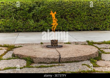 Die ewige Flamme von John F. Kennedy am Grabmal von Präsident JFK, Arlington National Cemetery, Virginia, USA Stockfoto