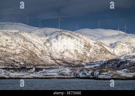Malerischer Küstenblick auf die Insel Kvaloya im Winter, Troms, Norwegen Stockfoto