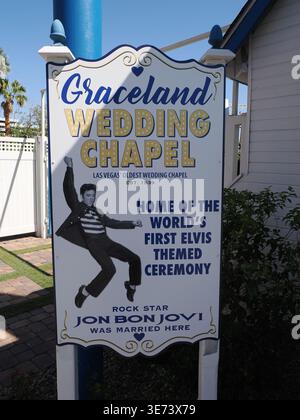 Las Vegas, USA - 1. Oktober 2025 - Ein Schild in der Graceland Wedding Chapel in Las Vegas, das sie als älteste Hochzeitskapelle und Heim der Stadt bewirbt Stockfoto