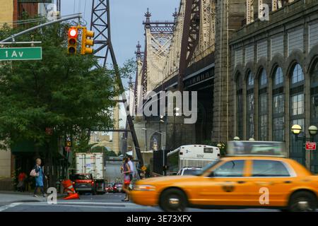 Stadtverkehr Unter Der Queensboro Bridge, New York City – 30. August 2013 Stockfoto