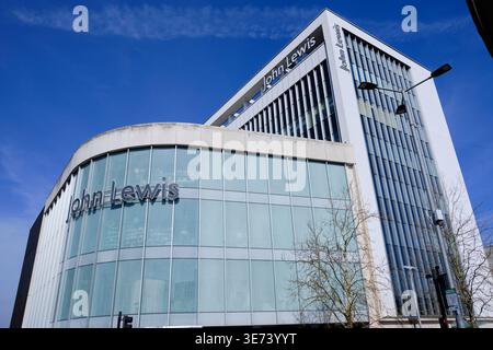 Ein beeindruckendes modernes, geschwungenes Kaufhaus aus Glas und Stahl im Stadtzentrum von Exeter spiegelt den blauen Glanz wider Stockfoto