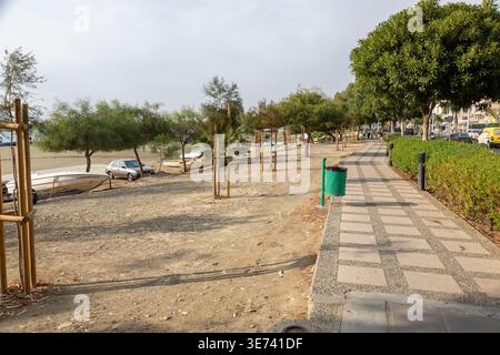 Die gepflasterte Promenade entlang des Strandes in Limassol, Zypern Stockfoto