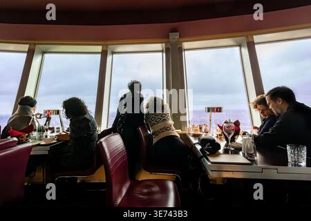 Gäste speisen in einem Drehrestaurant auf der Spitze des Berliner Fernsehturms mit Panoramafenstern und Blick auf die berliner Skyline Stockfoto