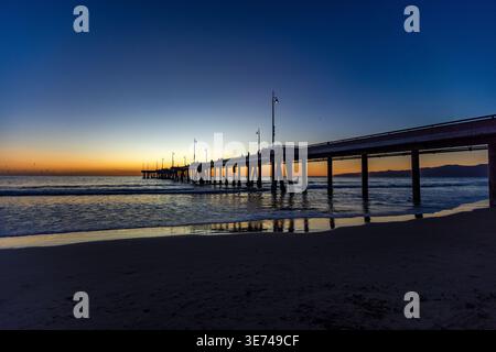 USA, Kalifornien, Venedig, Calm Ocean und Venice Pier bei Sonnenuntergang Stockfoto