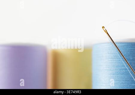 Studio-Aufnahme mit Nadel und bunten Fadenspulen Stockfoto