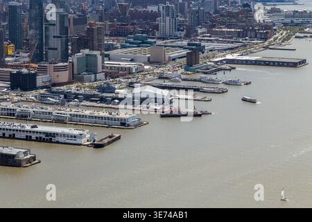 Blick von Norden über den Hudson River mit dem Intrepid Museum und Manhattan Cruise Terminal Piers 88 und 90, New York City, NY, USA Stockfoto