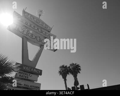 Las Vegas, USA - 1. Oktober 2025 - Eine dramatische Schwarz-weiß-Aufnahme des Retro-Tod Motor Motel-Schildes, in dem ein helles Sonnenlicht und zwei davon aufgenommen werden Stockfoto