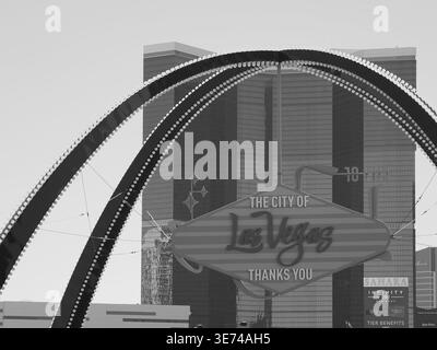 Las Vegas, USA - 1. Oktober 2025 - Ein monochromes Bild mit dem Torbogen-Schild „The City of Las Vegas Thanks You“, das eng an den Türmen eingerahmt ist Stockfoto
