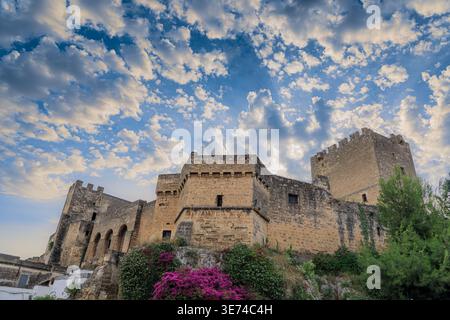 Blick auf das Schloss des Erzbischofs in der Stadt Grottaglie in der Nähe von Tarent, in der südlichen Region Apuliens von Italien. Stockfoto
