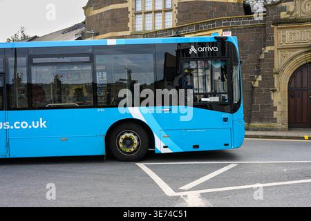 Conwy, Wales, Großbritannien - 26. März 2026; Seitenansicht des Arriva Wales Passagierbusses auf der Straße Stockfoto
