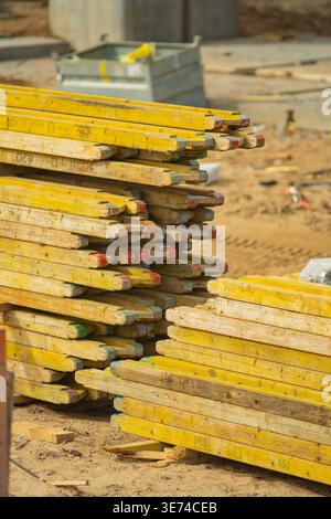 Gestapelte Holzbalken auf der Baustelle Stockfoto