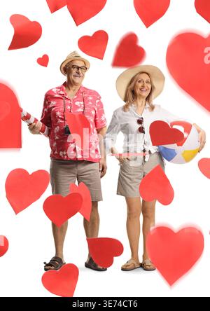 Glückliches, reifes Paar verliebt auf einem Sommerurlaub isoliert auf weißem Hintergrund Stockfoto