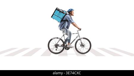 Liefermann, der ein Fahrrad auf einer Fußgängerüberquerung fährt, isoliert auf weißem Hintergrund Stockfoto