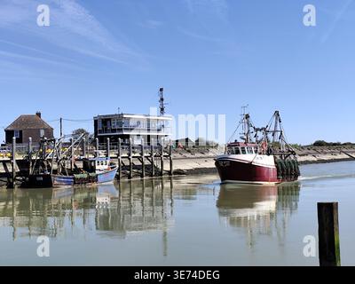 Das Büro des Hafenmeisters und ein kommerzieller Fischtrawler (CK 79), der von der Fischerei im Ärmelkanal zum Hafen von Rye Harbour, Sussex, Großbritannien, zurückkehrt Stockfoto