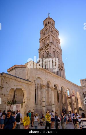 Glockenturm Saint Domnius in der historischen Altstadt von Split in Kroatien an einem sonnigen Herbsttag. Stockfoto