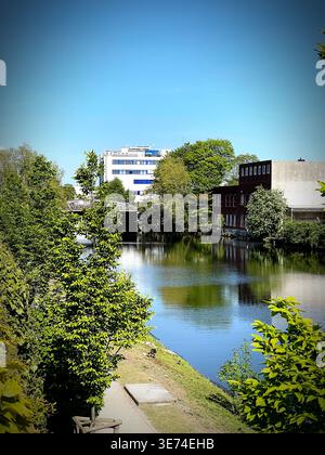 Eine ruhige Seeszene in Hamburg, Deutschland, mit einem malerischen Bootshaus, üppigem Grün und einem ruhigen Gewässer. Stockfoto