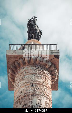 St. Paul Bronzestatue auf der Spitze der antiken römischen Siegessäule, verziert mit spiralförmigen Basreliefs, die militärische Feldzüge darstellen, Standdin Stockfoto