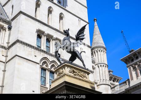 Blick nach oben auf das Temple Bar Memorial in der Fleet Street, London, historisches Wahrzeichen der Stadt London mit komplizierter Architektur. Stockfoto