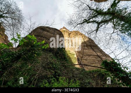 Dramatischer Blick auf das Heilige Kloster des Heiligen Nikolaus Anapafsas, das sich auf einer steilen Felsformation in Meteora, Griechenland, erhebt. Das Bild erfasst den Stockfoto