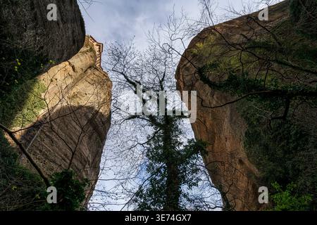 Dramatischer Blick auf das Heilige Kloster des Heiligen Nikolaus Anapafsas, das sich auf einer steilen Felsformation in Meteora, Griechenland, erhebt. Das Bild erfasst den Stockfoto
