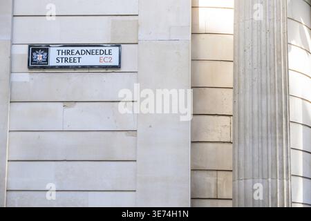 Das Straßenschild Threadneedle Street befindet sich an der Fassade der Bank of England im Finanzviertel der City of London, in britischer Lage. Stockfoto