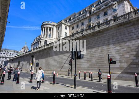 Blick auf das Gebäude der Bank of England mit Blick auf die Princes Street in der City of London, historische Architektur des Finanzviertels. Stockfoto