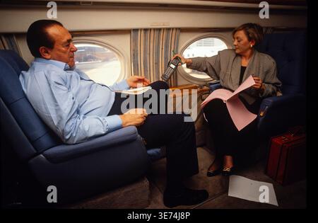 Medienmogul Robert Maxwell an Bord seines Gulfstream IV Unternehmensjets auf dem Weg nach Brüssel, Belgien, 1990 Stockfoto