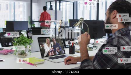 Mann im karierten Hemd, der Laptop-Referenten am Schreibtisch, Social Overlays, Kopierraum überprüft. Kollege, Zusammenarbeit, Remote, Workspace, openpl Stockfoto