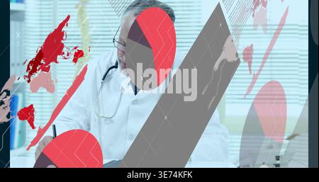 Reifer männlicher Arzt schreibt Papiere am Kliniktisch, trägt Laborkittel und Stethoskop, rote Überzüge. Arzt, Karten, Konsultation, Büro, Fokus, Tag Stockfoto