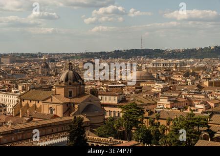 Panoramablick auf Rom im Frühling, Italien Stockfoto