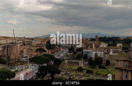 Wunderschönes Panorama Kolosseum und Forum Forum vista im Frühling, Rom, Italien Stockfoto