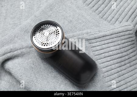 Rasierer aus Stoff auf grauem Pullover, oben Stockfoto