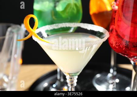 Verschiedene leckere Cocktails in Gläsern auf dem Tisch, Nahaufnahme Stockfoto