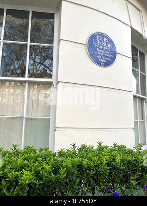 Eine blaue Plakette, auf der John Lennon und Yoko Ono am 34 Montagu Square London W1H 2LJ wohnten, Ringo Starr, Paul McCartney und Jimi Hendrix ebenfalls gemietet waren Stockfoto